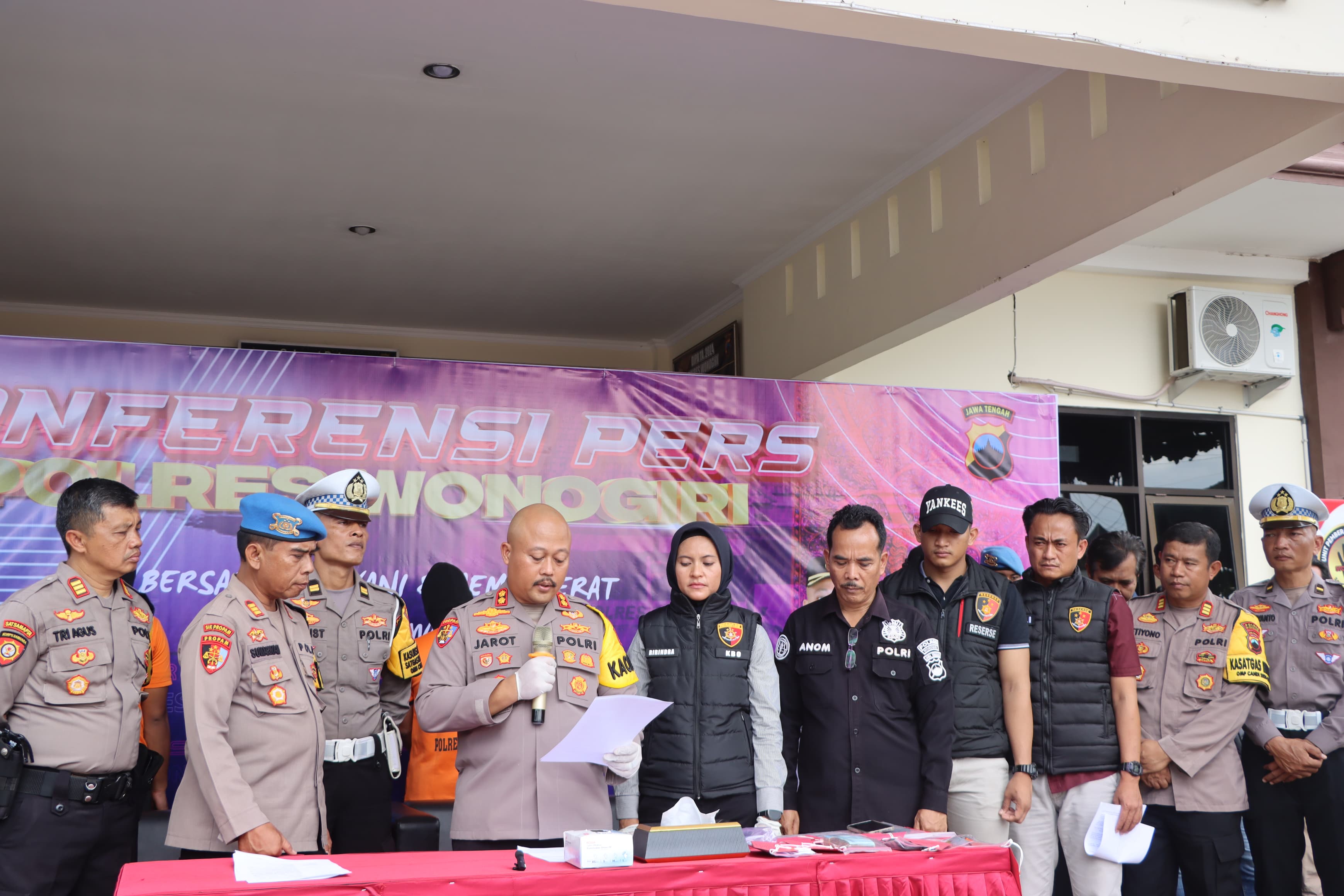 Kapolres Wonogiri AKPB Jarot Sungkowo beri keterangan pers di Mapolres Wonogiri, Kamis (31/10/2024).