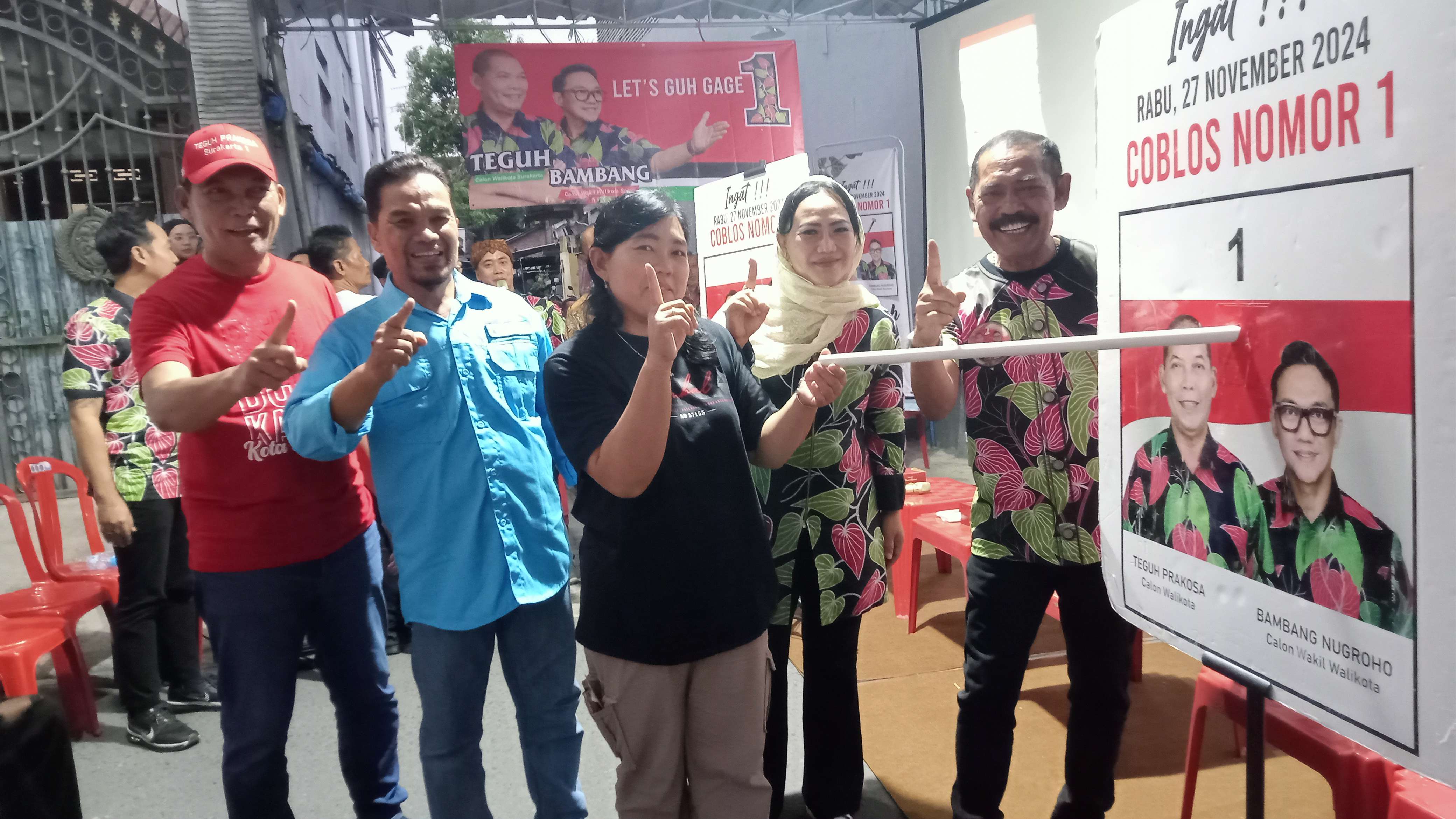 Ketua DPD Gelora Kota Solo, Sumarno (dua dari kiri) hadir dalam acara sosialisasi Paslon 01 Teguh Prakosa - Bambang Nugroho bersama warga Dawung Tengah, Sabtu (2/11/2024).
