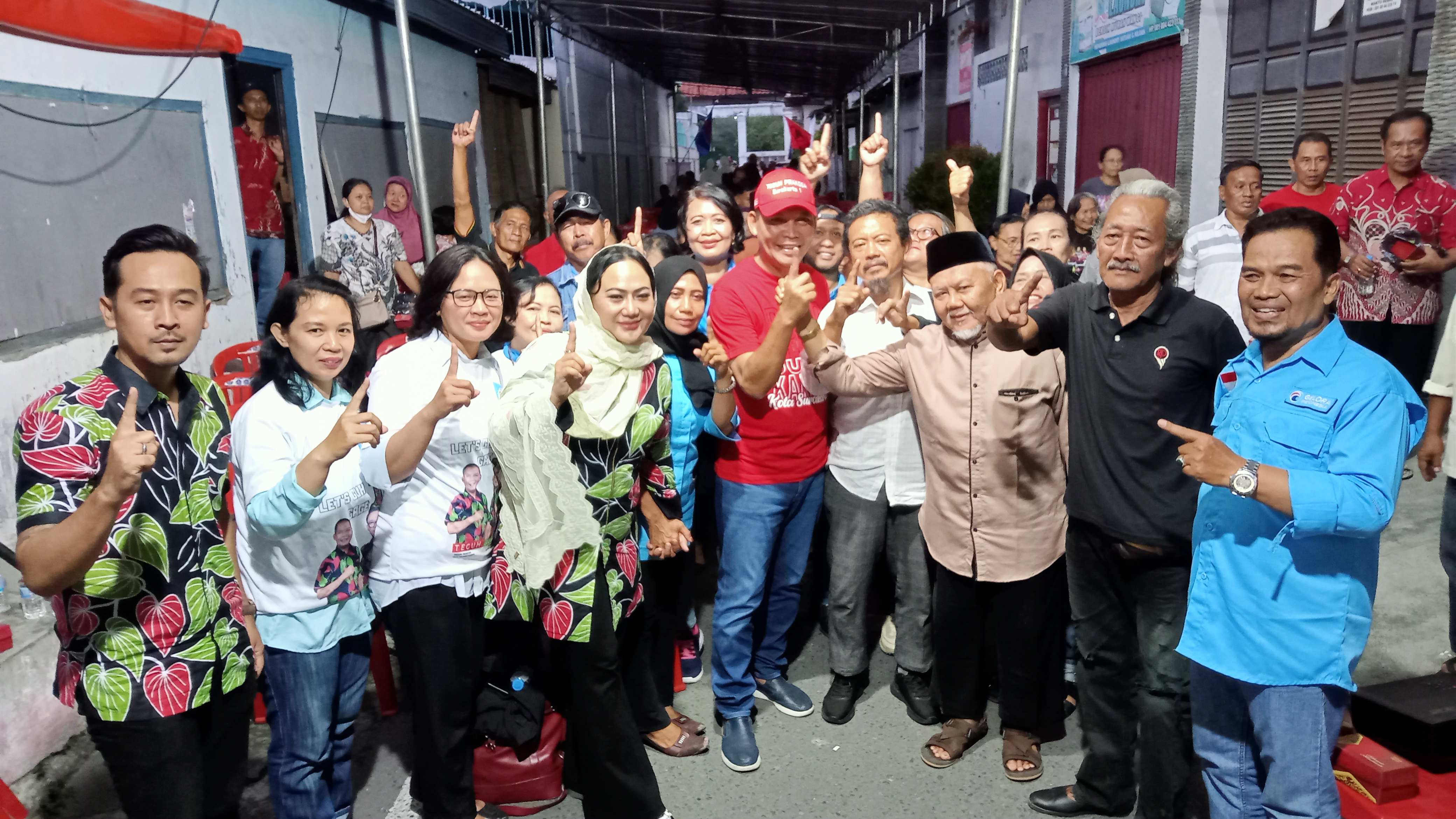 Ketua DPD Gelora Kota Solo, Sumarno (kanan) hadir dalam acara sosialisasi Paslon 01 Teguh Prakosa - Bambang Nugroho bersama warga Dawung Tengah, Sabtu (2/11/2024).