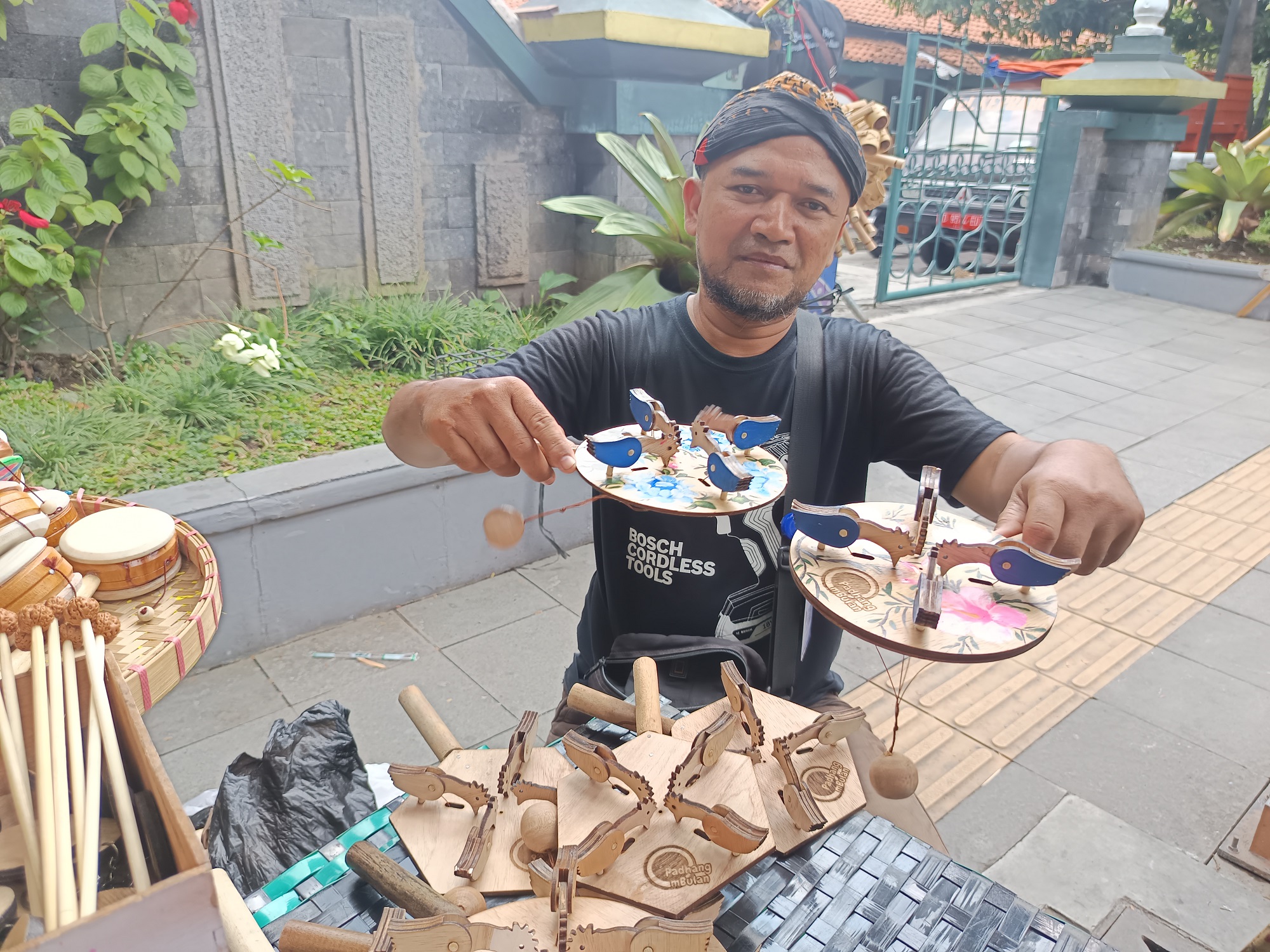 Budi Santoso memperlihatkan aneka permainan tradisonal anak buatanya. (A Christian/Radar Solo)