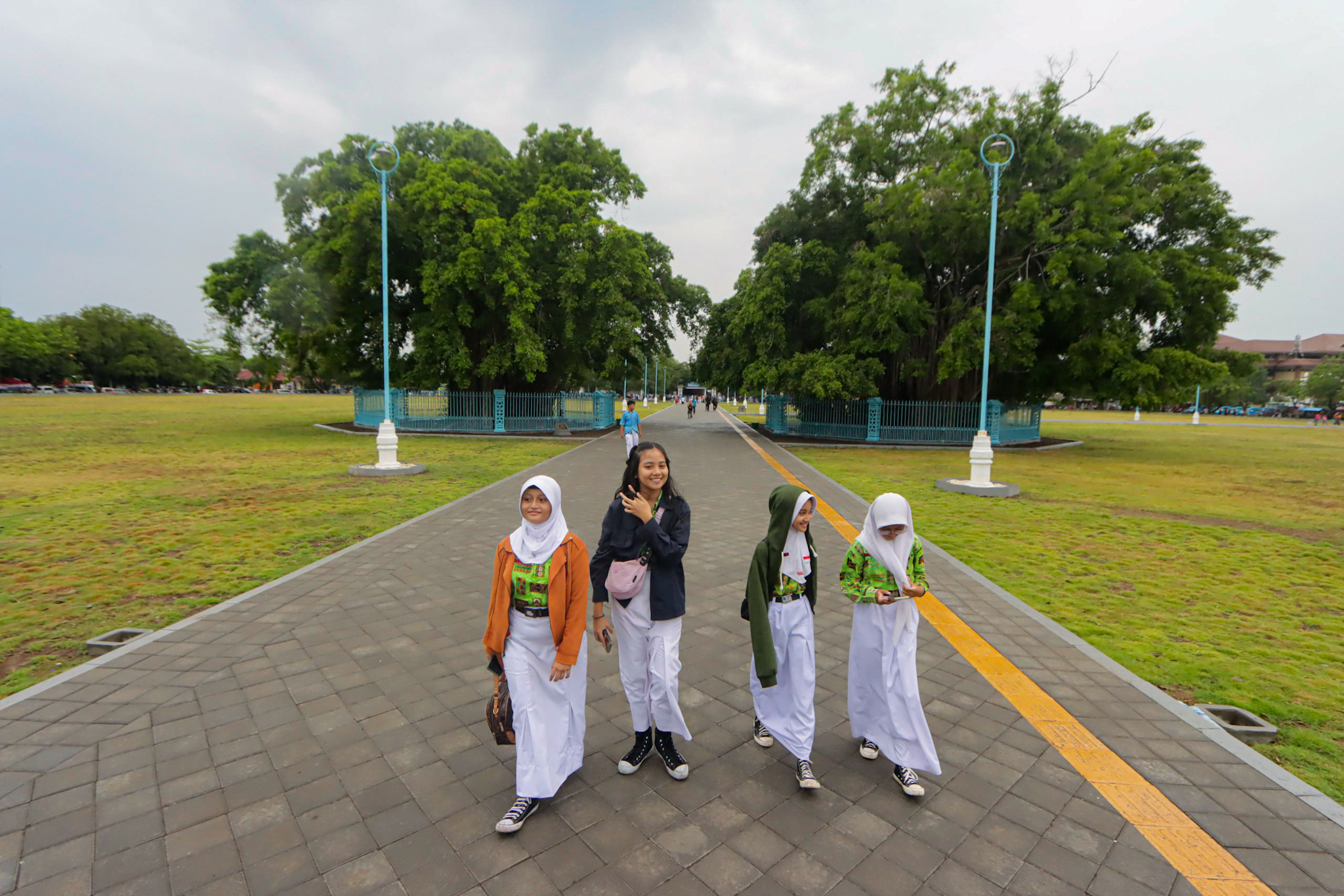 Para pelajar mengunjungi alun-alun utara, kemarin. Hadirnya Wapres Gibran Rakabuming Raka ke lokasi ini menandai dibukanya akses lahan milik kraton ini untuk umum usai direvitalisasi