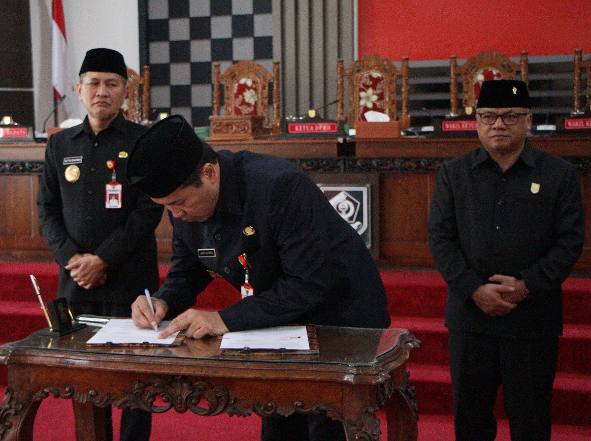 Bupati Wonogiri Joko Sutopo tanda tangani Perda Pertanggungjawaban Pelaksanaan Anggaran Pendapatan dan Belanja Daerah Kabupaten Wonogiri Tahun Anggaran 2023.