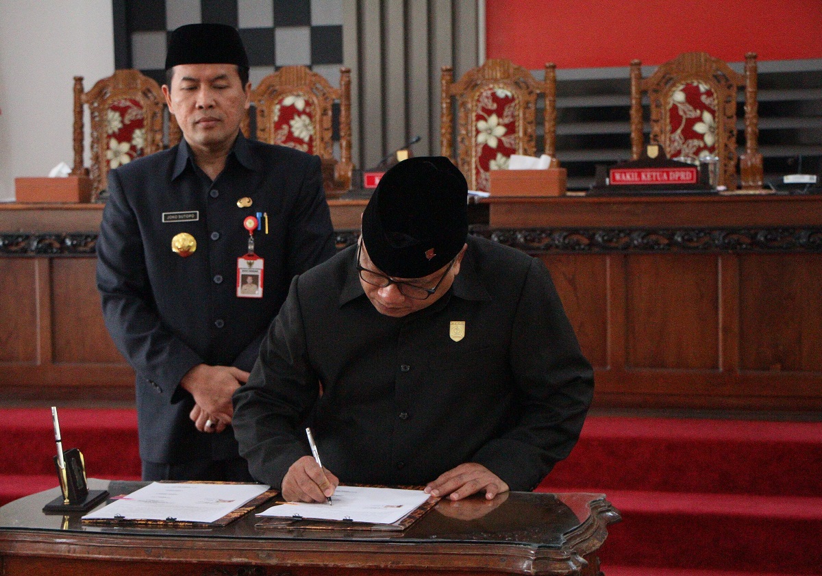 Penandatanganan Nota Kesepakatan KUA dan PPAS TA. 2025 oleh Ketua DPRD Wonogiri Sriyono.