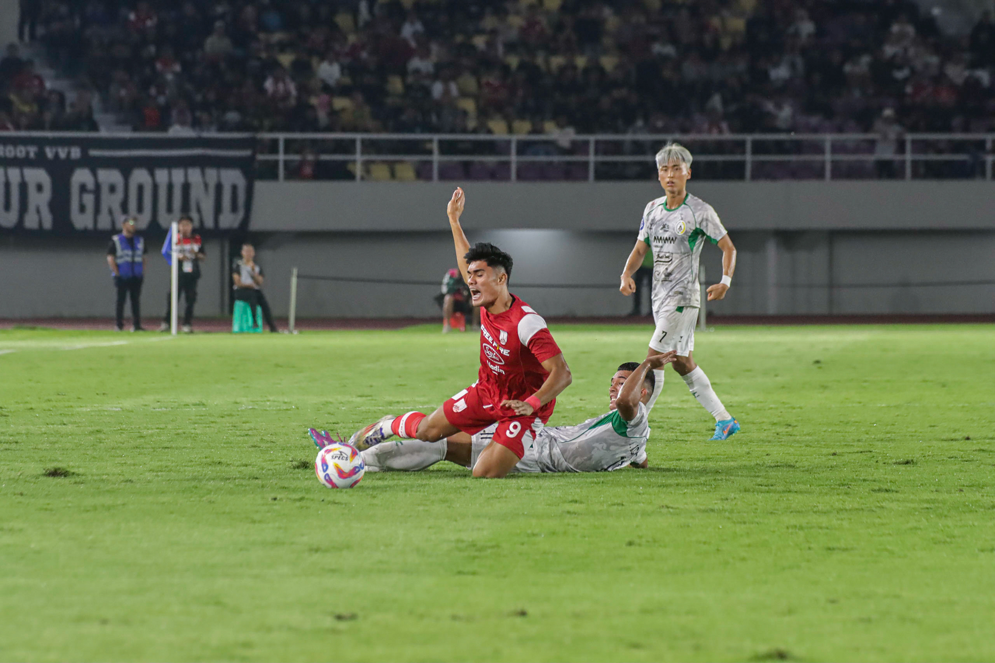 Striker Persis Solo Ramadhan Sananta (kiri) dilanggar pemain PSS Sleman dalam lanjutan pekan ke-10 Liga 1 di Stadion Manahan, Minggu malam (3/11).