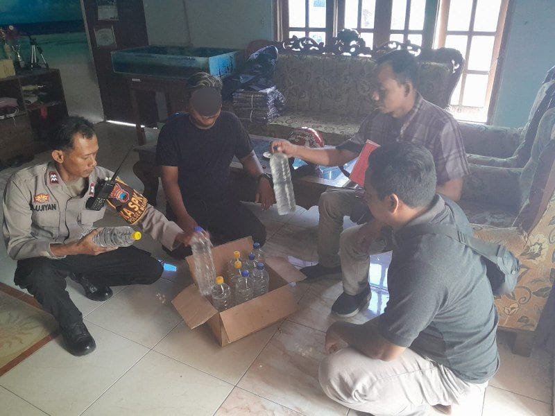 Polres Sragen menyita miras di sebuah rumah di Dusun Kedusan, Desa Karangmalang, Kecamatan Masaran. (Ahmad Khairudin/Radar Solo)