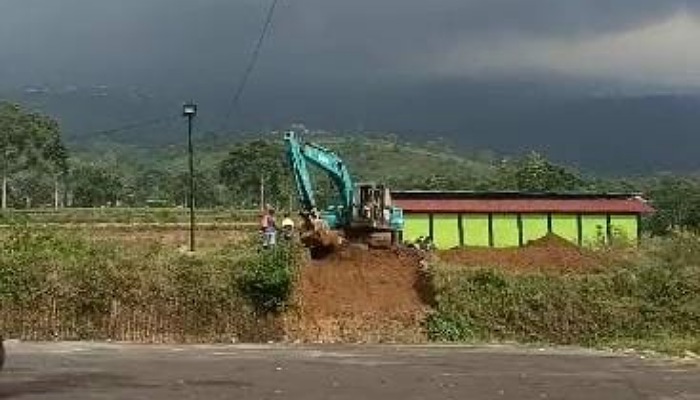 Alat berat yang beroperasi di kawasan kebun teh Kemuning, Ngargoyoso, Karanganyar, Sabtu (3/11/2024). (Rudi Hartono/Radar Solo)