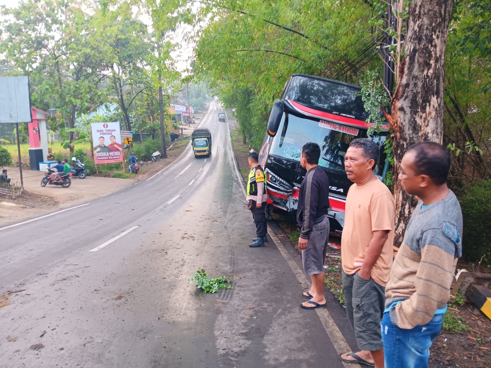Bus yang terlibat kecelakaan di Desa Tanggulangin, Kecamatan Jatisrono, Wonogiri, Minggu (3/11/2024).