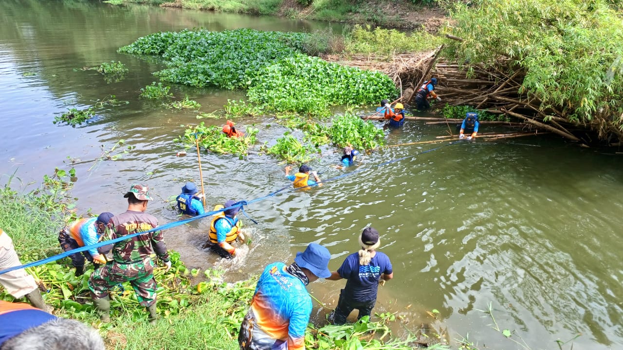 Pembersihan aliran Sungai Bengawan Solo di perbatasan Nambangan-Nguter, Kamis (31/10/2024).