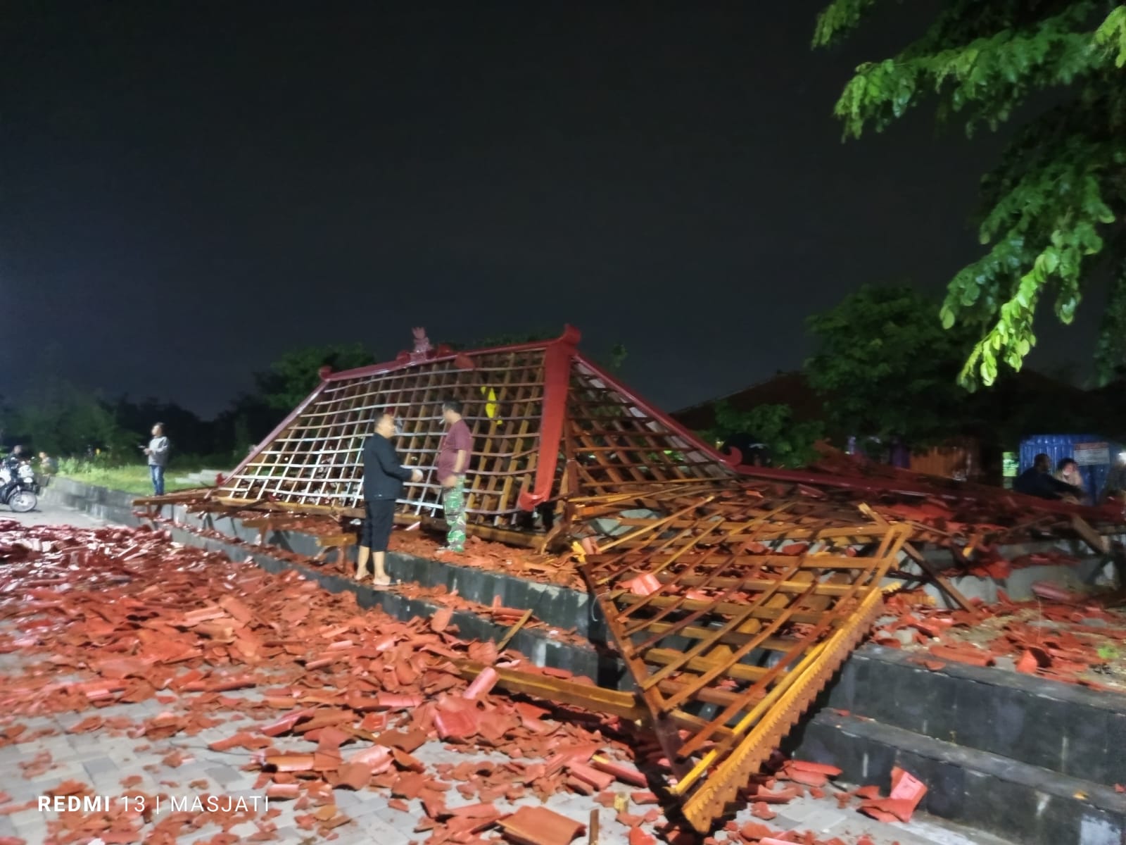 Kondisi joglo di Alun-Alun Desa Barepan, Kecamatan Cawas yang roboh pada Sabtu (2/11/2024) malam. (Dokumentasi BPBD Klaten)
