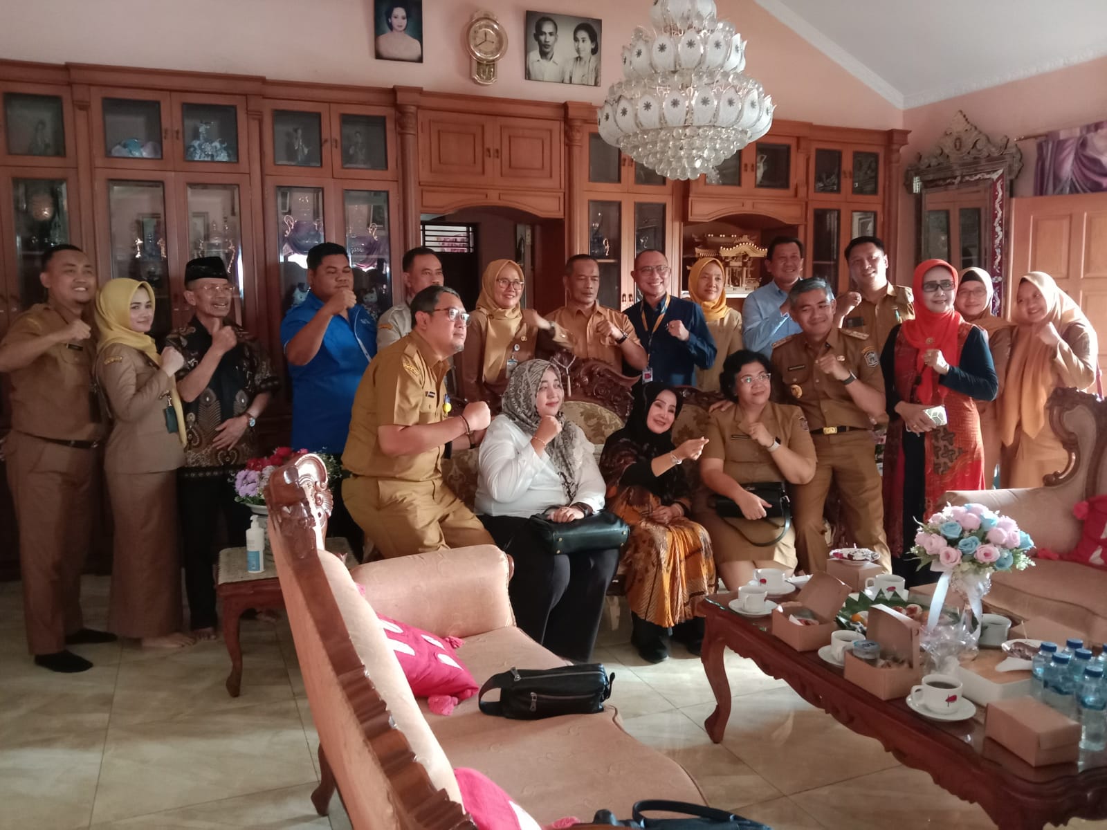 Pj Bupati Karanganyar Timotius Suryadi bersama jajaran mengunjungi mantan Bupati Karanganyar Rina Iriani. (Rudi Hartono/Radar Solo)