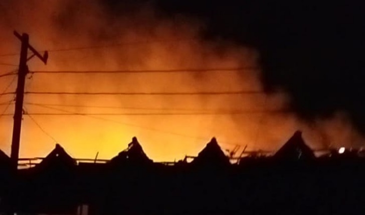 Asap membumbung di Pasar Karanggede, Boyolali yang terbakar, Minggu (3/11/2024) malam.