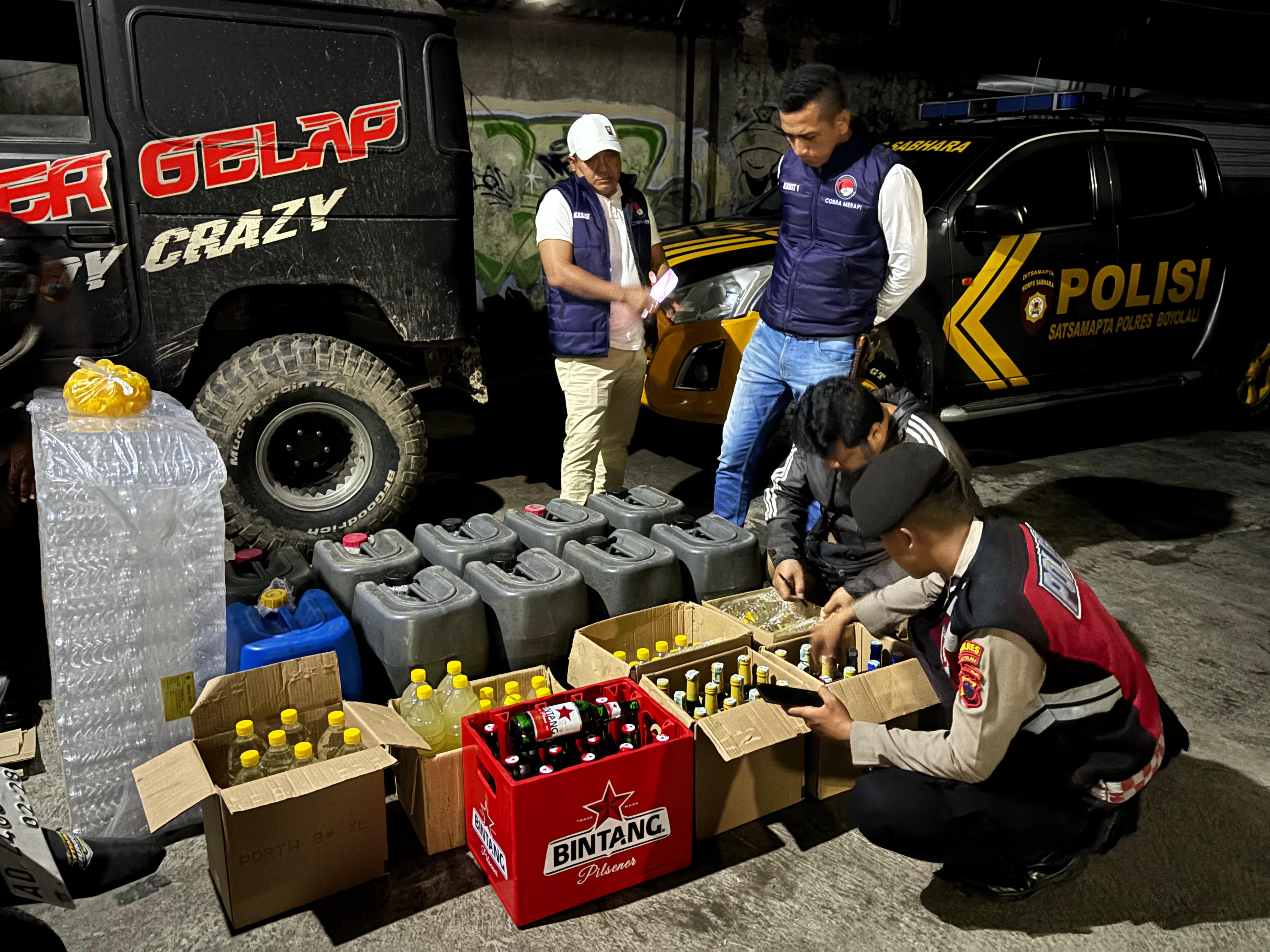 Anggota Polres Boyolali menyita minuman keras beragam jenis pada razia di Kecamatan Mojosongo, Minggu (3/11/2024).