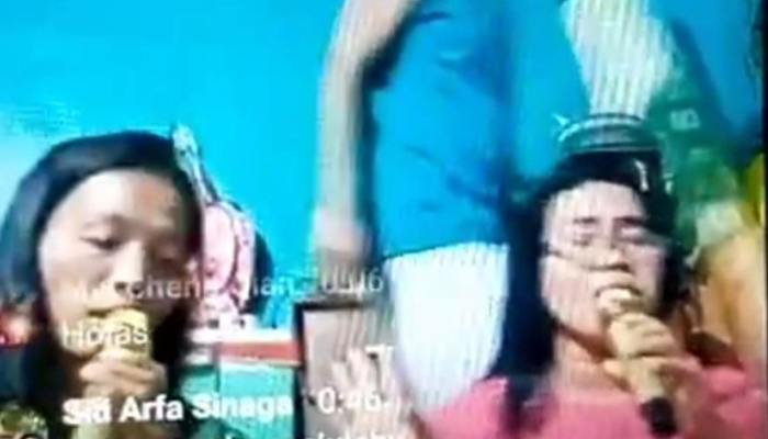 Detik-detik sebelum Hertalina Simanjuntak ditikam suaminya saat karaoke sambil live di Facebook.