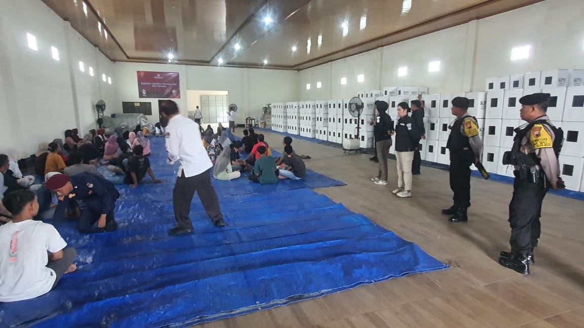 Proses pelipatan surat suara Pilkada 2024 di KPU Sragen dimulai pada Senin (4/11/2024). (Ahmad Khairudin/Radar Solo)