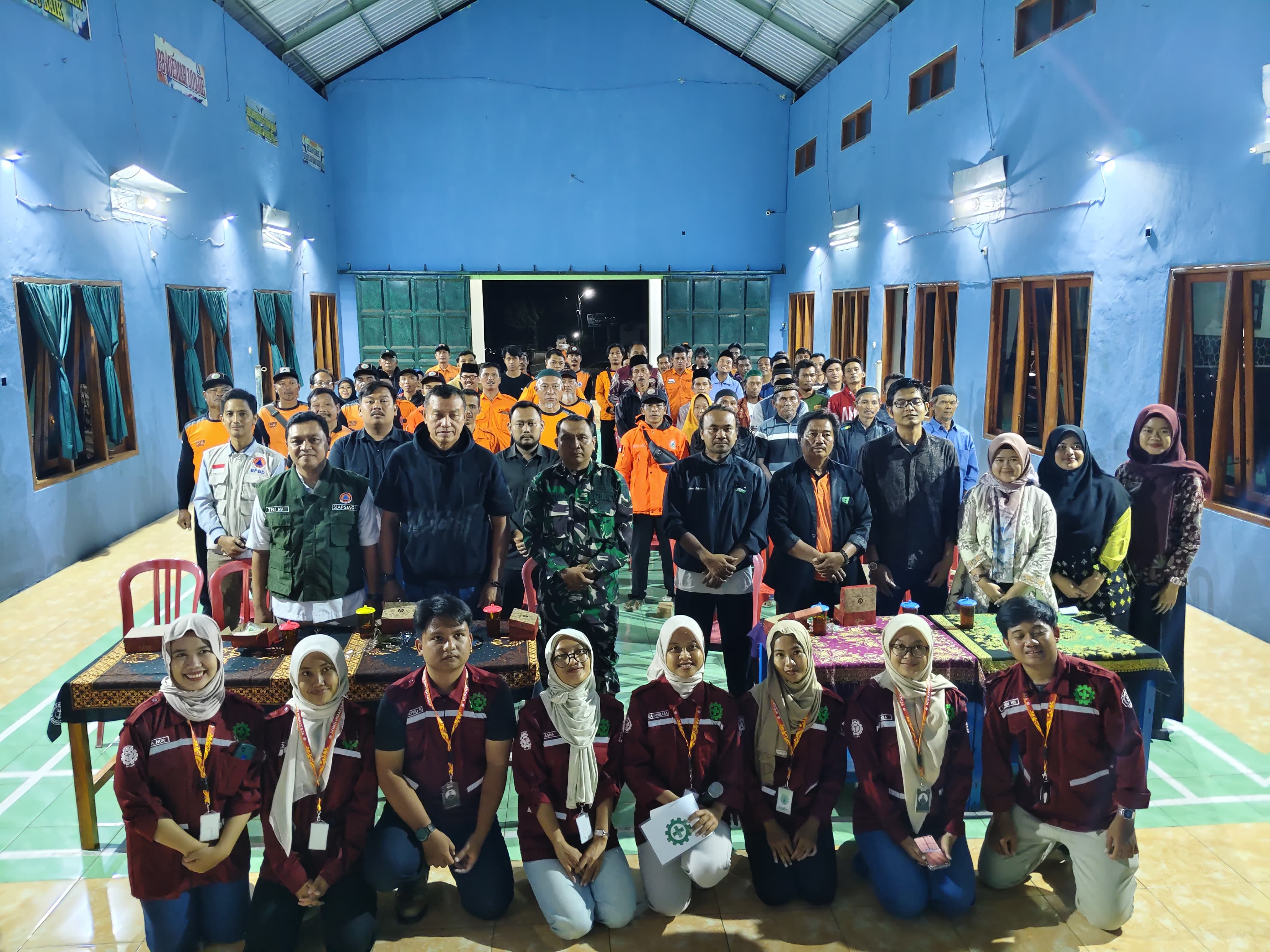 Tim POMN Himakesja saat sosialisasi mitigasi bencana longsor di Kecamatan Kerjo. (Dokumentasi Pribadi)