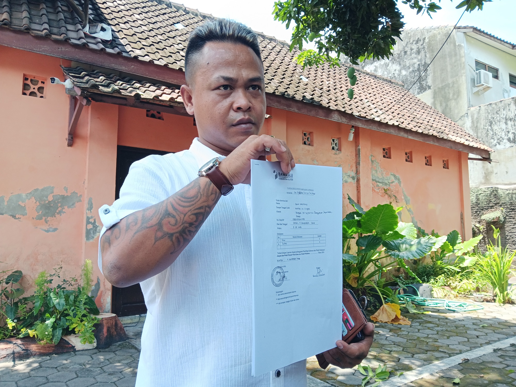 Pelapor saat menunjukan bukti pelaporannya di Bawaslu Klaten. (Angga Purenda/Radar Solo)