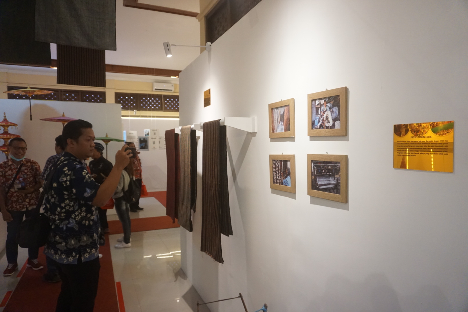 Sejumlah pengunjung melihat koleksi Museum Daerah Klaten di Kecamatan Klaten Utara, beberapa waktu lalu. (Angga Purenda/Radar Solo)