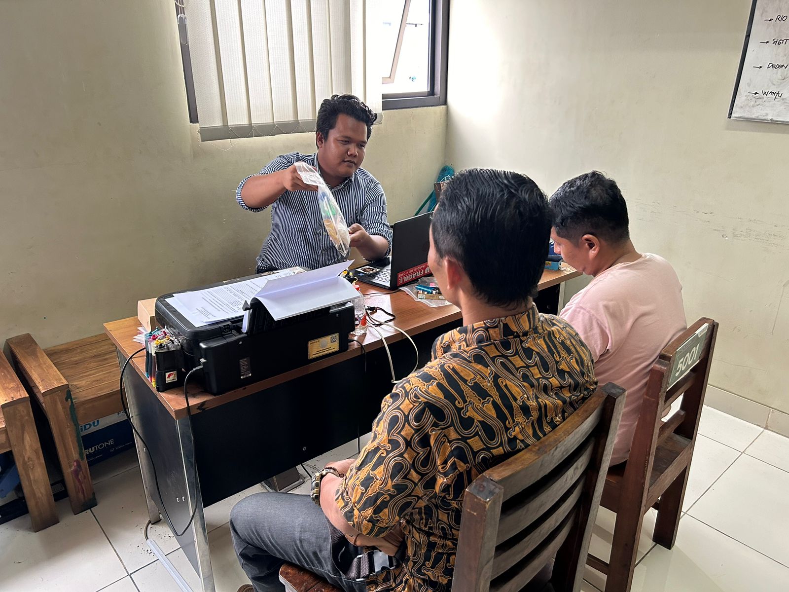 Pelaku penyalahgunaan narkoba jenis sabu diperiksa di Mapolres Sukoharjo.