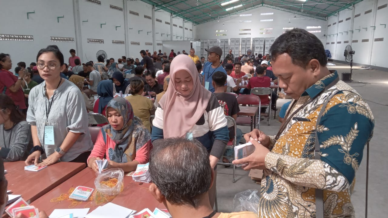 Ketua KPU Sukoharjo Syakbani Eko Raharjo awasi proses sortir dan pelipatan surat suara di gudang Dusun Temulus, Desa Pondok, Kecamatan Grogol, belum lama ini.