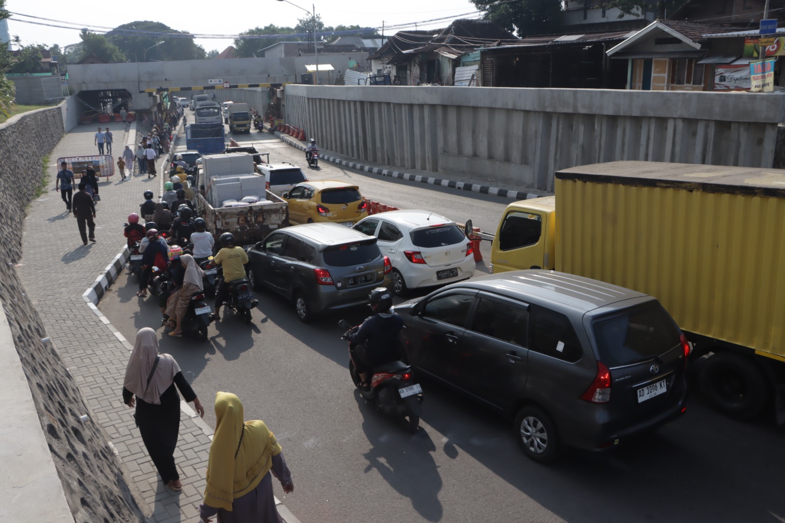 Pengendara motor hingga mobil terjebak macet saat melintasi Viaduk Gilingan, belum lama ini.