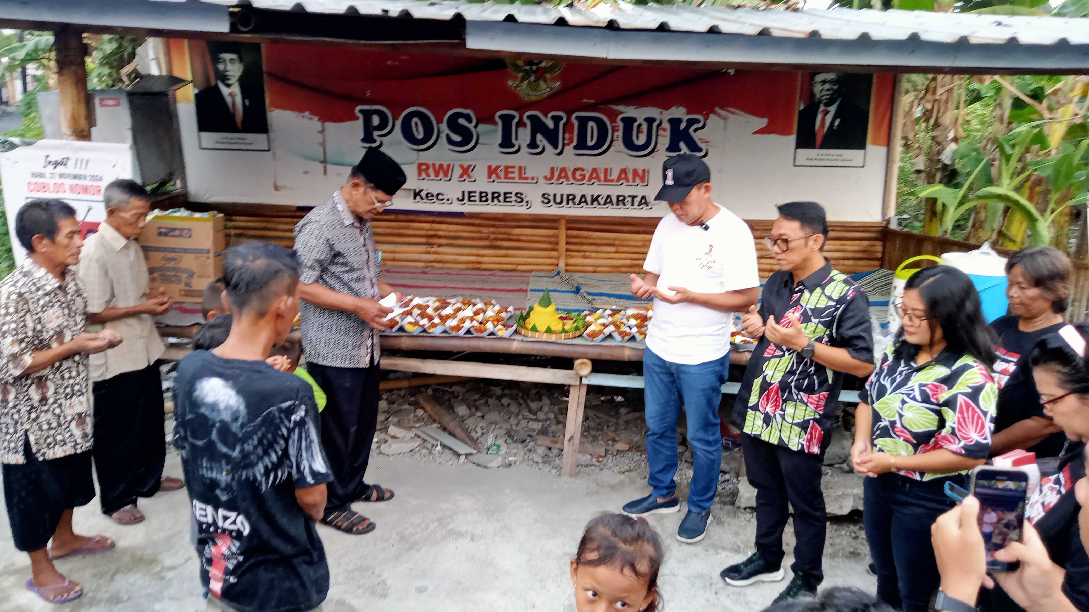 Warga RW 10 Jagalan menggelar umbul donga mendoakan paslon 01 Teguh Prakosa dan Bambang Nugroho, Selasa (5/11/2024).