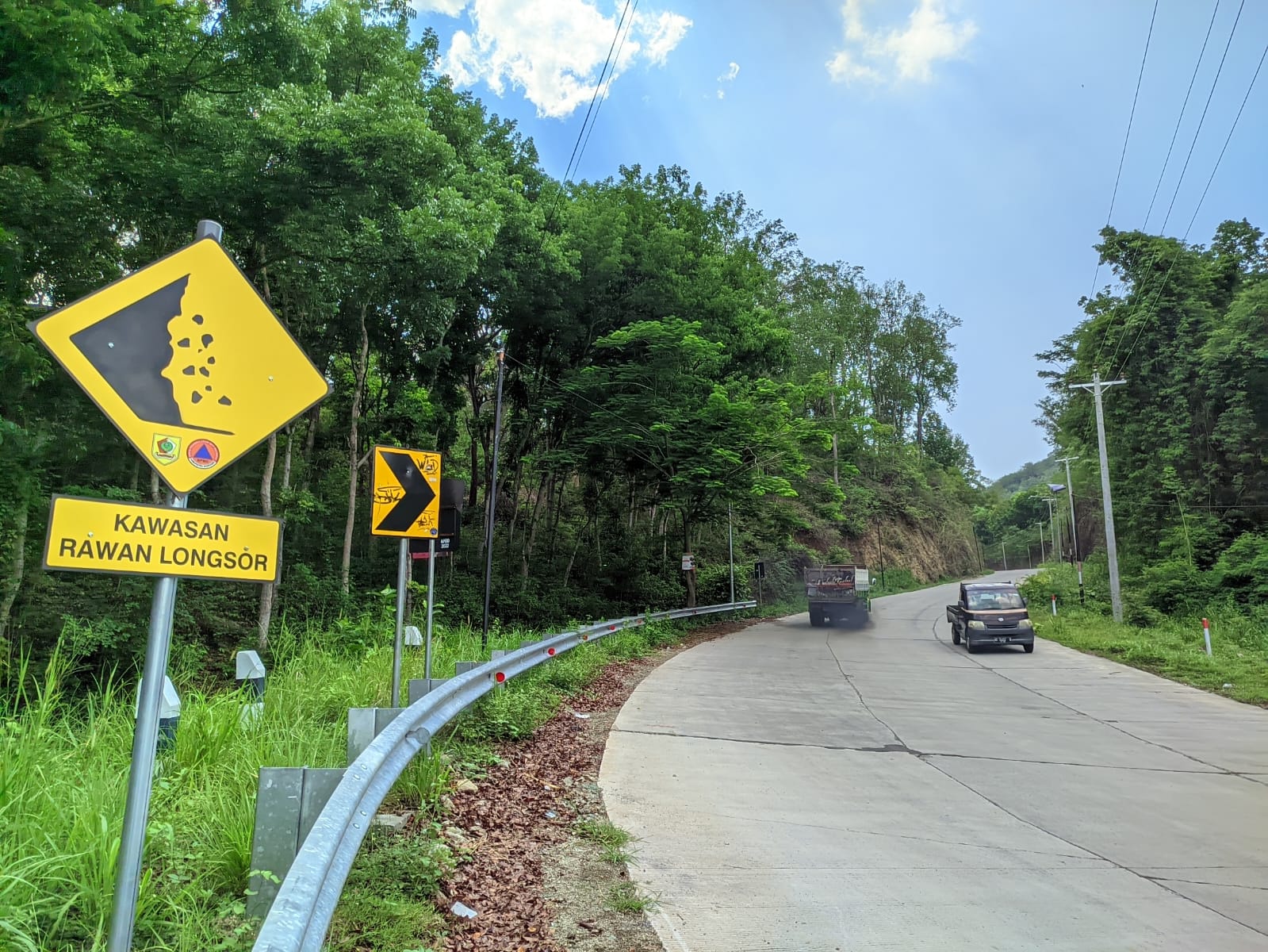 Rambu rawan longsor di pasang di jalur lingkar kota Wonogiri untuk ingatkan pengguna jalan selau waspada.