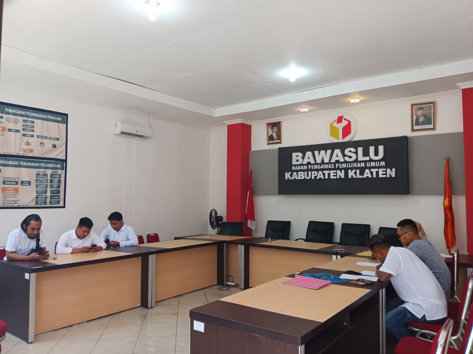 Bawaslu Klaten meminta klarifikasi pelapor perangkat desa Mlese, Kecamatan Cawas, Senin (4/11/2024). (Angga Purenda/Radar Solo)