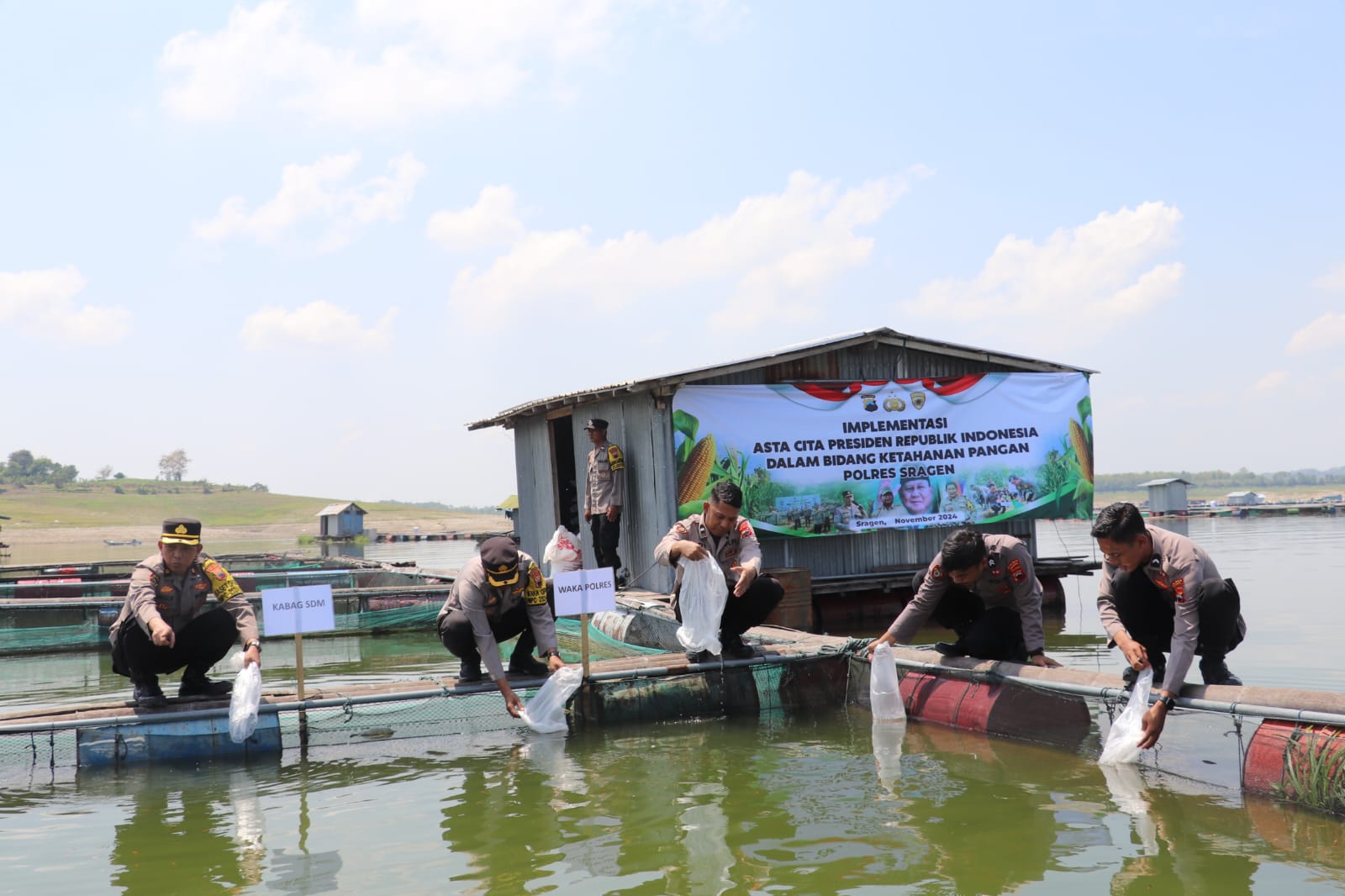 Wakapolres Sragen Kompol Muhammad Syuhada (kiri) memimpin pelepasan bibit ikan ke Waduk Kedung Ombo di Sumberlawang, Selasa (5/11/2024). (Ahmad Khairudin/Radar Solo)
