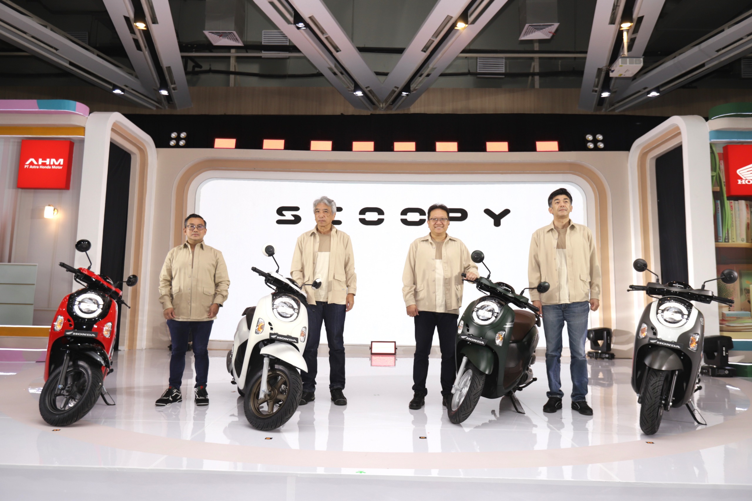 New Honda Scoopy ditawarkan dengan 4 varian dan 8 pilihan warna. Dibekali teknologi berkendara yang semakin aman dan nyaman.