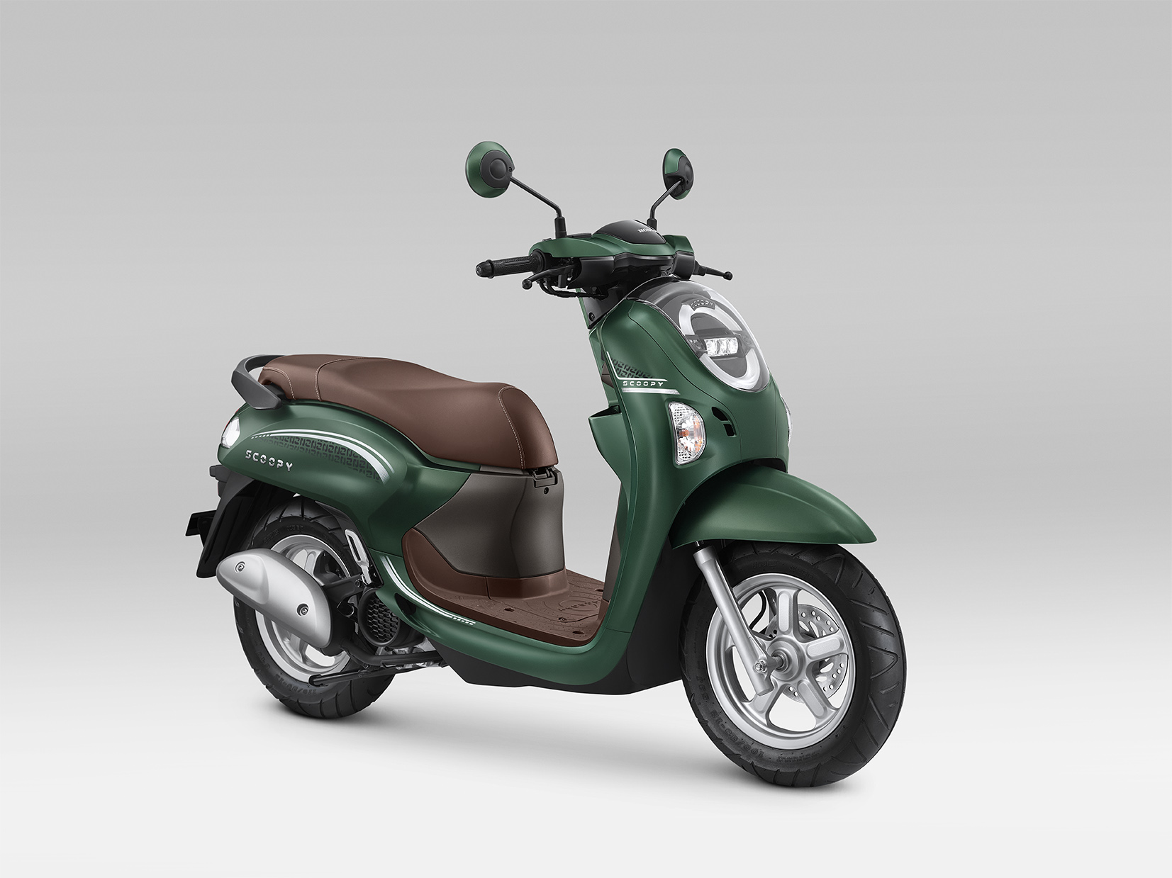 New Honda Scoopy memiliki ukuran console box yang lebih besar, menjadi 4 liter (naik 1,3 liter dari generasi sebelumnya).
