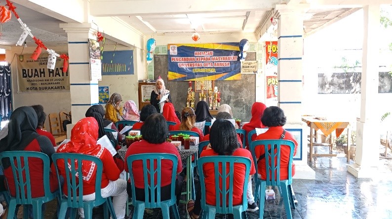 Pelatihan hari pertama tim UDB Surakarta untuk deteksi dini masalah mental emosional dan perilaku dengan KMPE di Posyandu Ngadi Asih.
