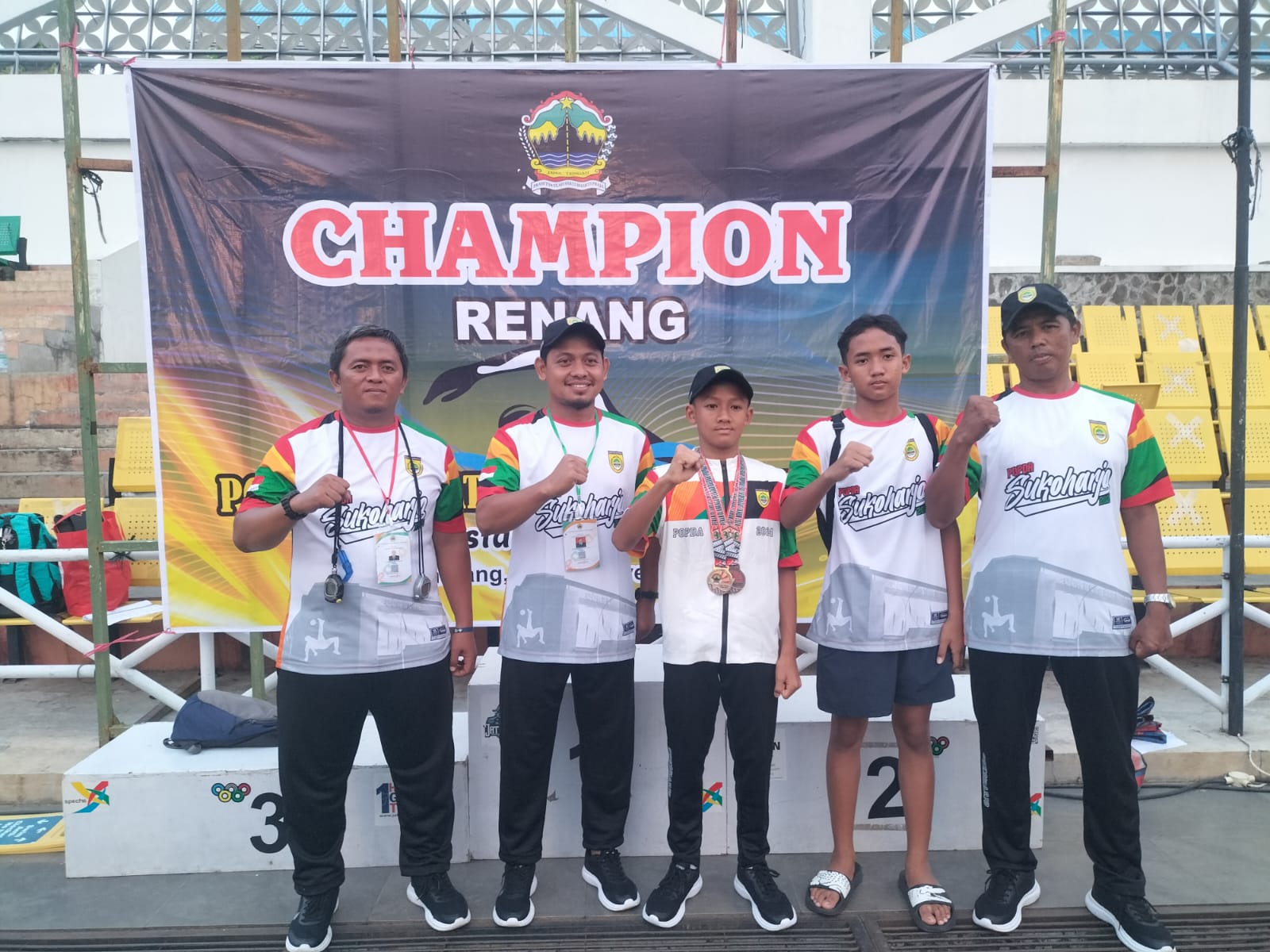 Atlet cabor renang kontingen Sukoharjo raih emdali Popda Jateng di Semarang, Rabu (6/11).
