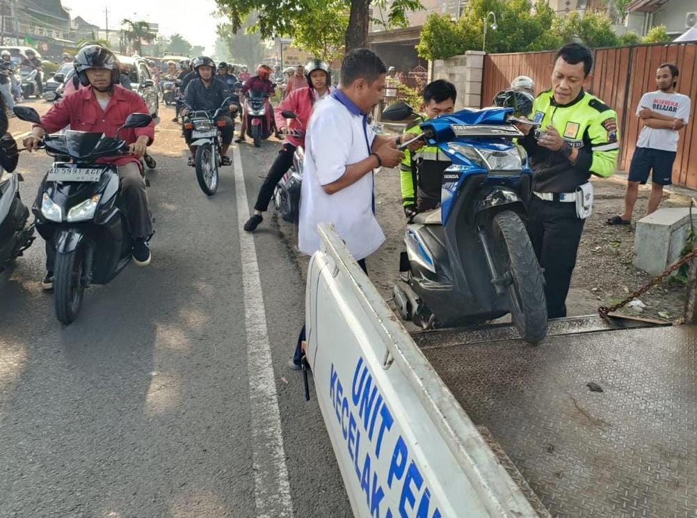 Sepeda motor yang terlibat kecelakaan di jalan Solo-Tawangmangu, Jateng, Karanganyar diamankan polisi, Rabu (6/11/2024). (Rudi Hartono/Radar Solo)