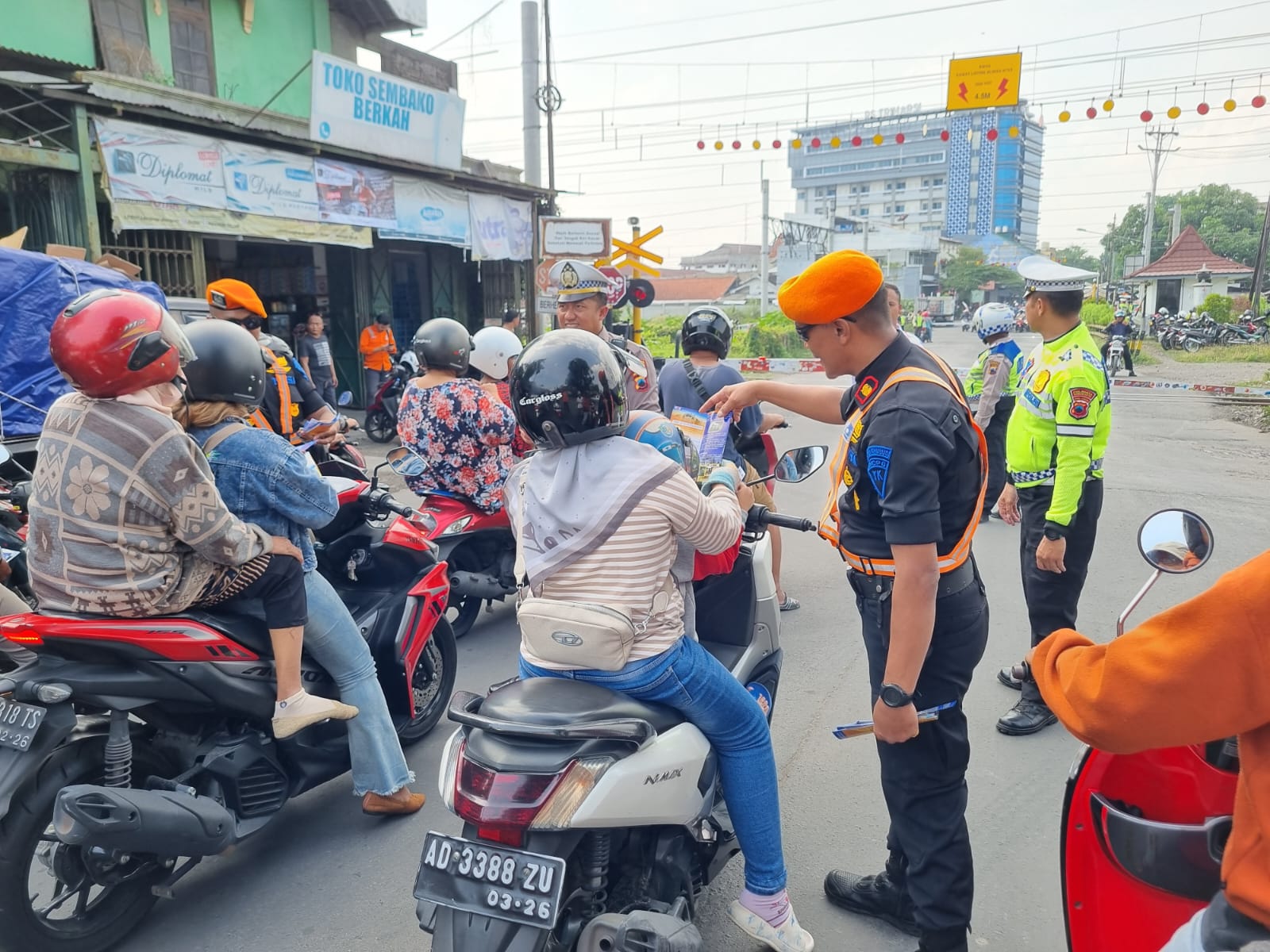 Pengendara sepeda motor diberi sosialisasi berkendara yang baik dan aman saat melintas di Perlintasan Sebidang Gilingan, Rabu (6/11) pagi.