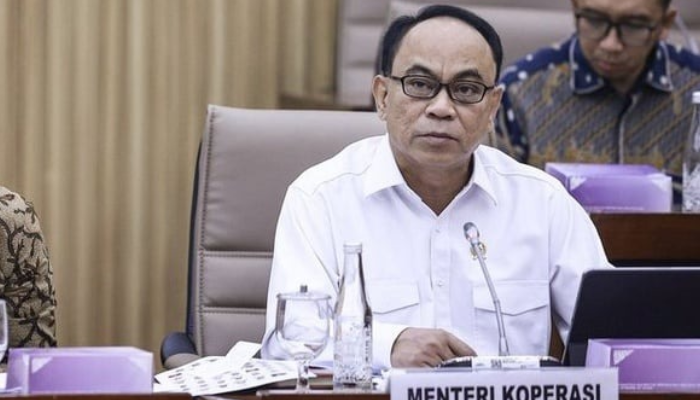 Menteri Koperasi Budi Arie Setiadi saat rapat kerja dengan Komisi VI DPR di Kompleks Parlemen, Senayan, Jakarta, Rabu (6/11).