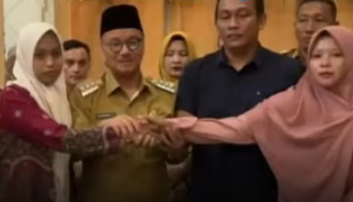 Momen saat guru honorer Supriyani berdamai dengan Aipda WH dan istri, dengan difasilitasi&nbsp;Bupati Konawe Selatan Surunuddin Dangga. Saat ini, Supriyani telah cabut kesepakatan damai.