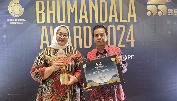 Bupati Sragen Kusdinar Untung Yuni Sukowati (kiri) tunjukkan penghargaan Bhumandala Award. (Dokumentasi Pemkab Sragen)