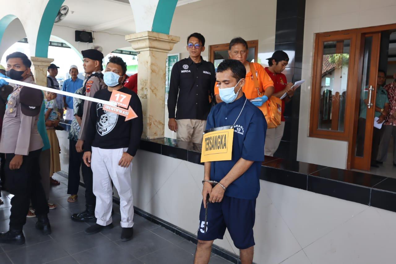 Suhendar, tersangka penusukan imam masjid di Plupuh, Sragen menjalani rekonstruksi, Rabu (6/11/2024). (Ahmad Khairudin/Radar Solo)