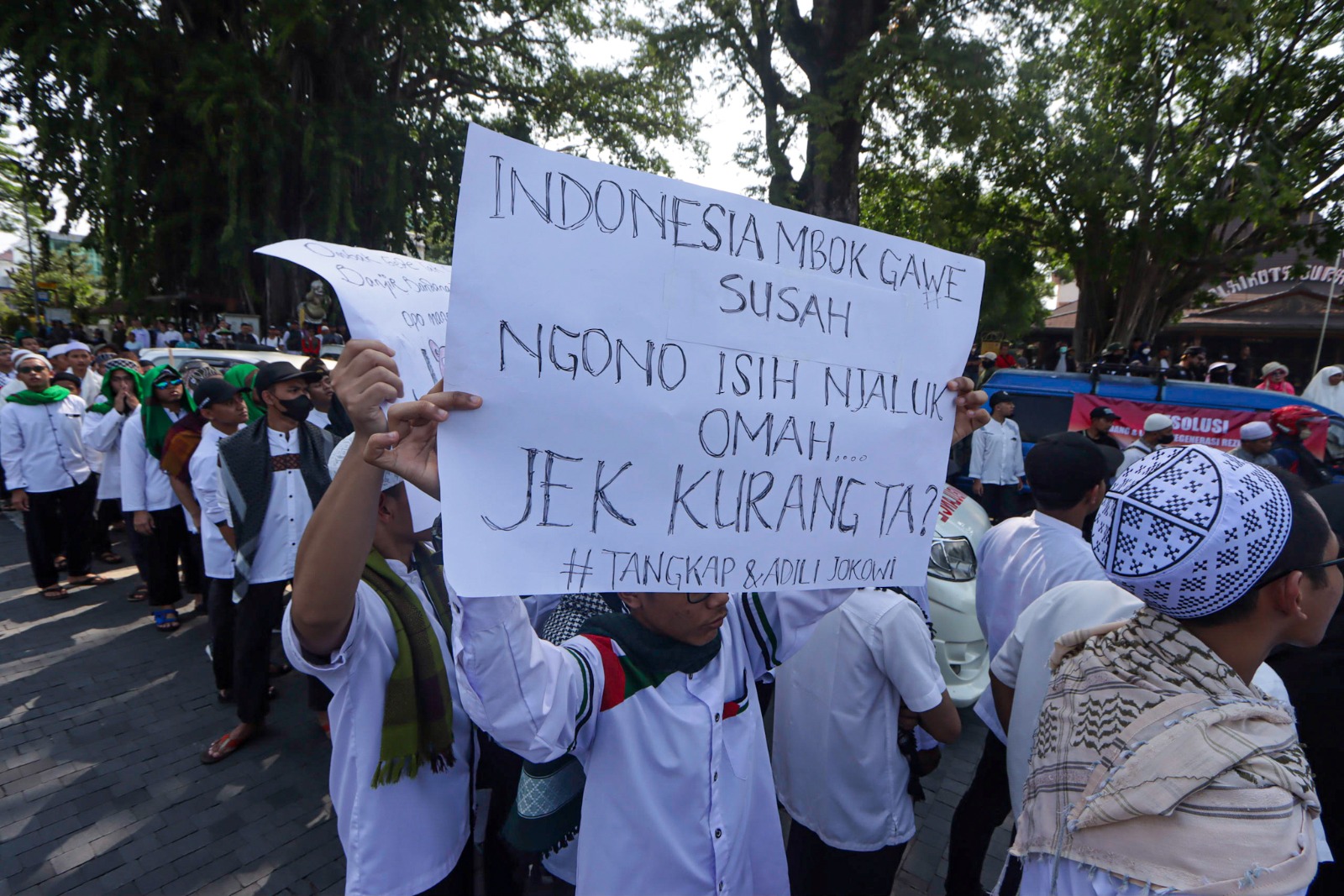 Masa yang tergabung dalam Aliansi Rakyat Bergerak menggelar demo di depan Balai Kota Solo,&nbsp;Rabu (6/11).