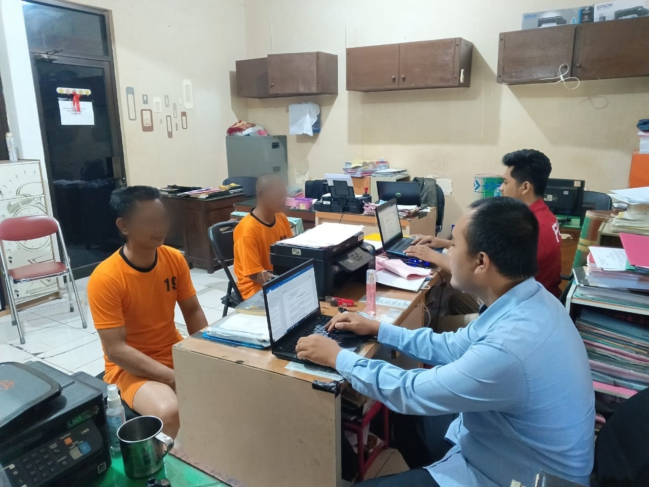 Dua dari enam tersangka saat diperiksa di di Mapres Wonogiri belum lama ini.