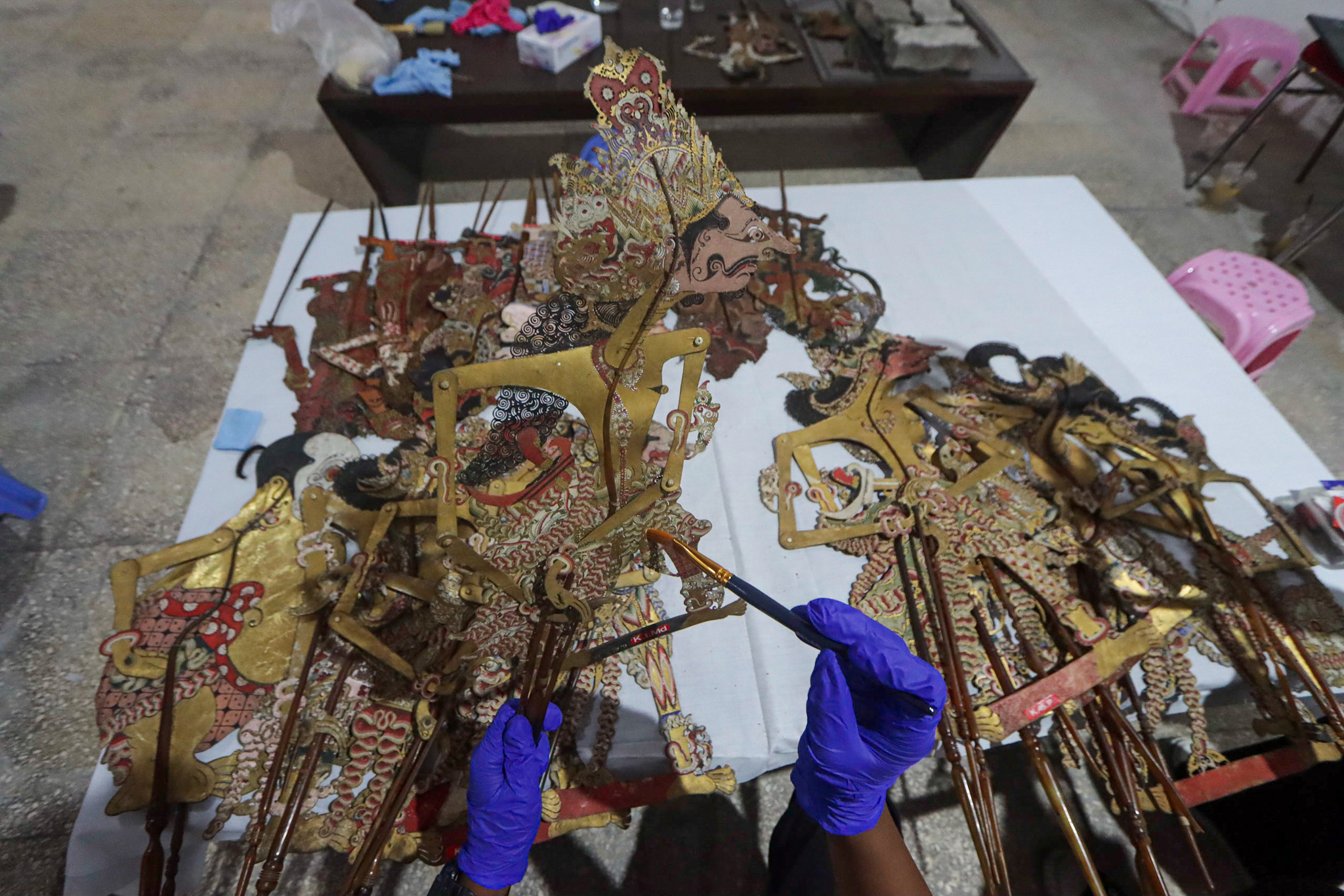 Puluhan koleksi wayang kulit milik Museum Radya Pustaka dibersihkan dengan hati-hati.