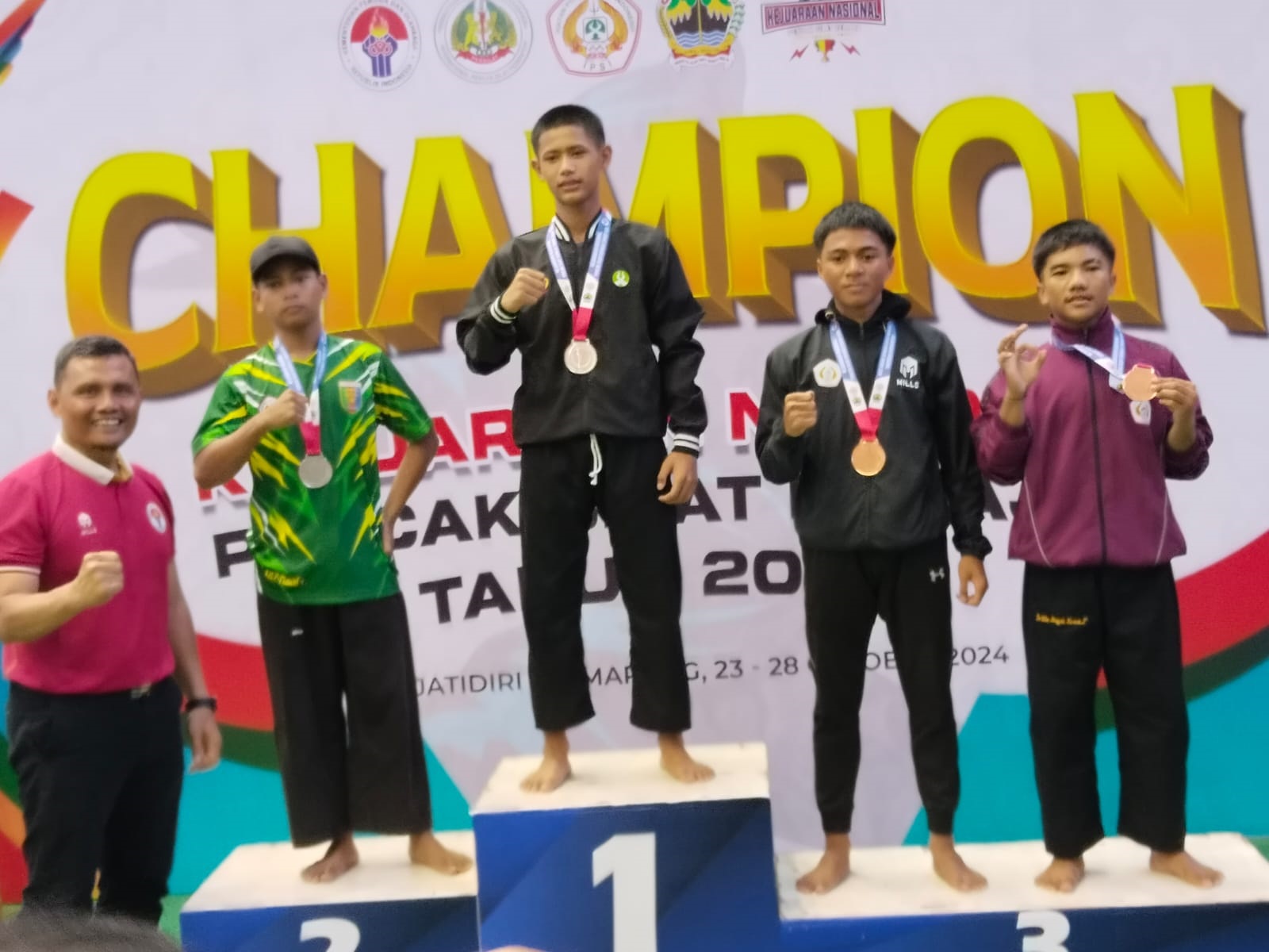 Krisnanto Suryo Koco (tengah) siswa SKO Solo yang juga atlet pencak silat berhasil meraih juara 1 di kelas D Putra pada Kejuaraan Nasional Pencak Silat yang diselenggarakan IPSI