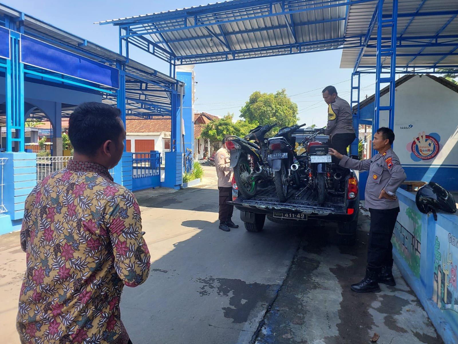 Polsek Cawas mengamankan sepeda motor siswa yang memakai knalpot brong. (Dokumentasi Polsek Cawas)