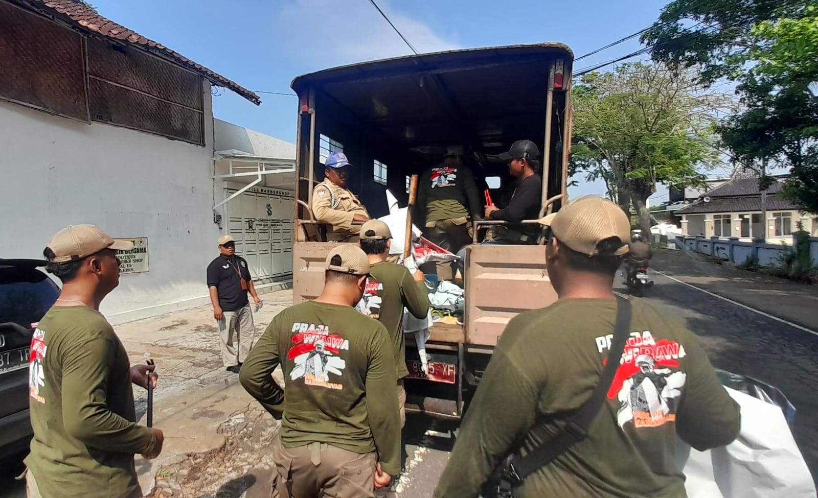 Bawaslu dan Satpol PP Karanganyar menyita alat peraga kampanye yang melanggar aturan. (Rudi Hartono/Radar Solo)