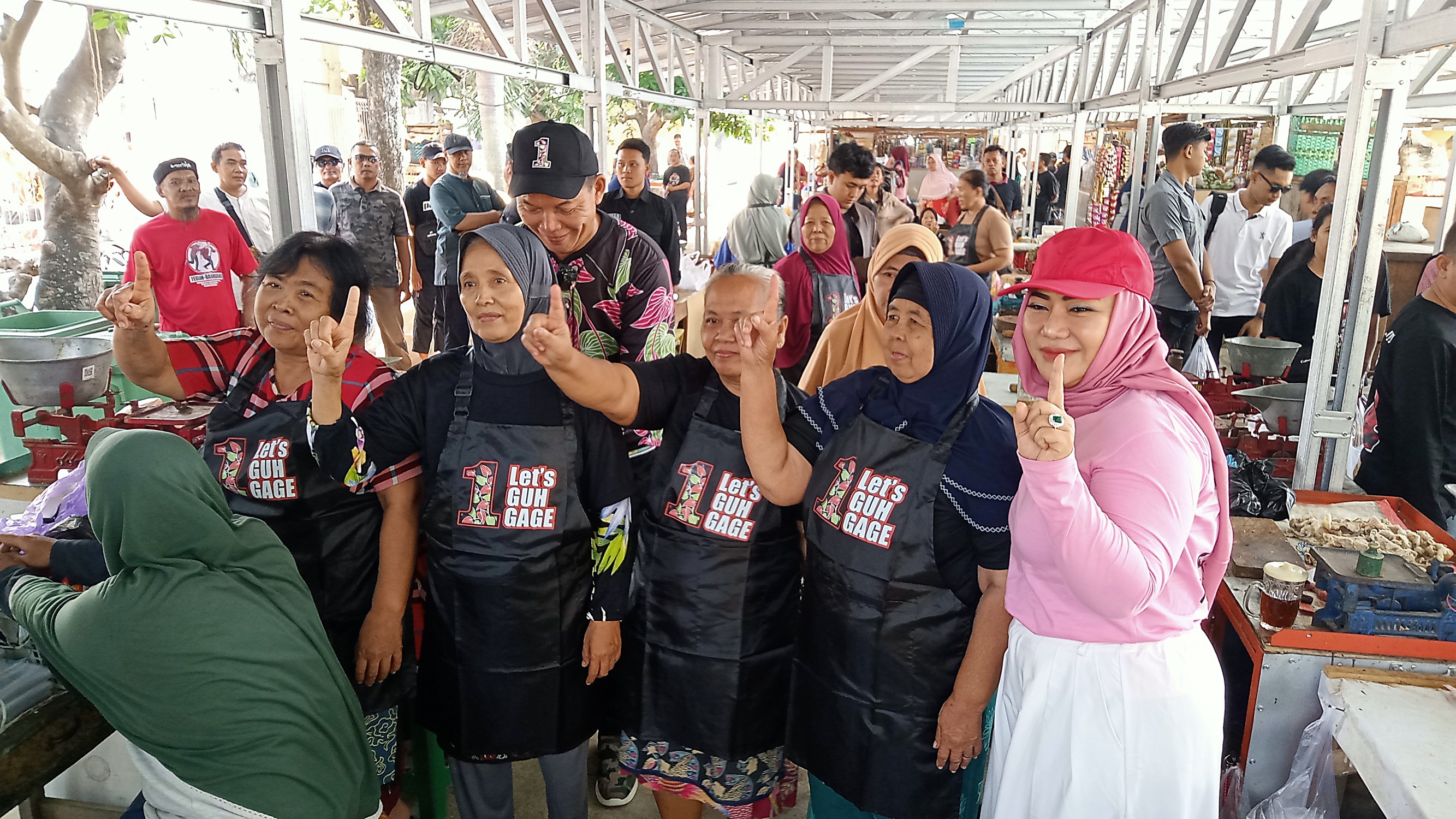 Paslon 01 berkunjung ke pasar darurat Pasar Tunggulsari, yang ada di Lapangan Losari, Semanggi, Kamis (7/11/2024).