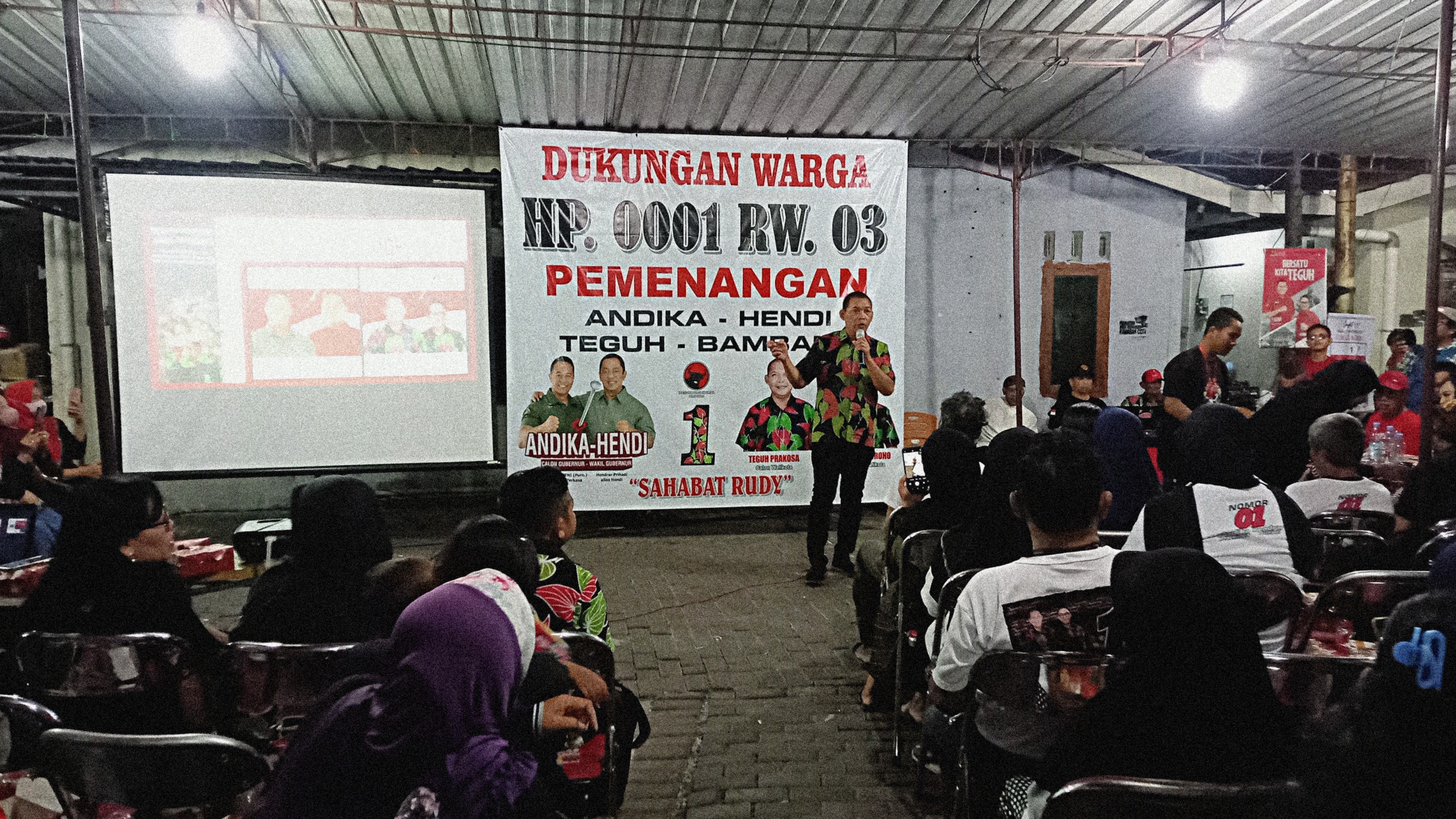 Calon Walikota Solo Teguh Prakosa saat berkunjung ke Kampung Mojo HP 001, Rabu (6/11/2024) malam.
