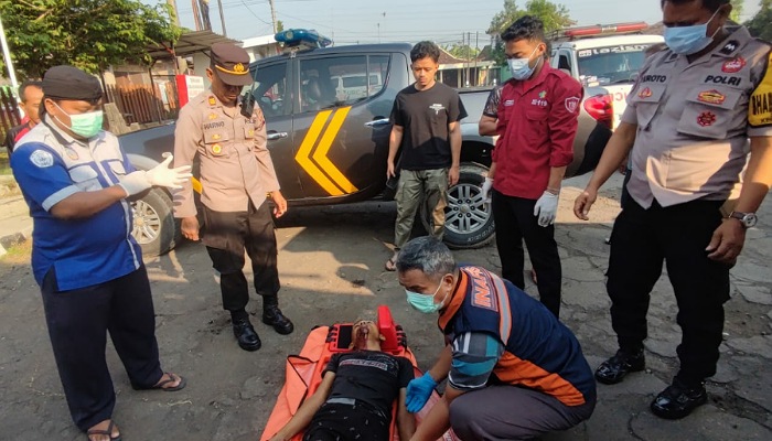 Polisi mengevakuasi jasad sopir truk yang meninggal di SPBU Sragen, Kamis (7/11/2024). (Ahmad Khairudin/Radar Solo)