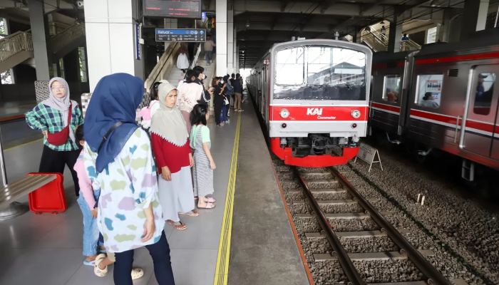 kereta rel listrik (KRL).
