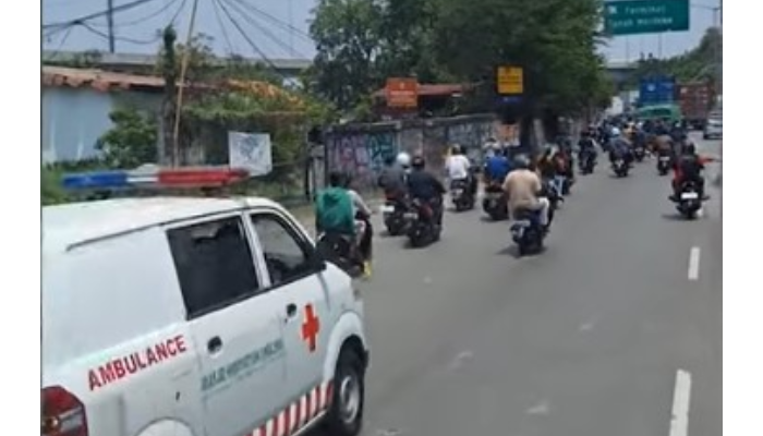 Potongan video iring-iringan pengantar jenazah di Cilincing yang pecahkan kaca truk trailer.