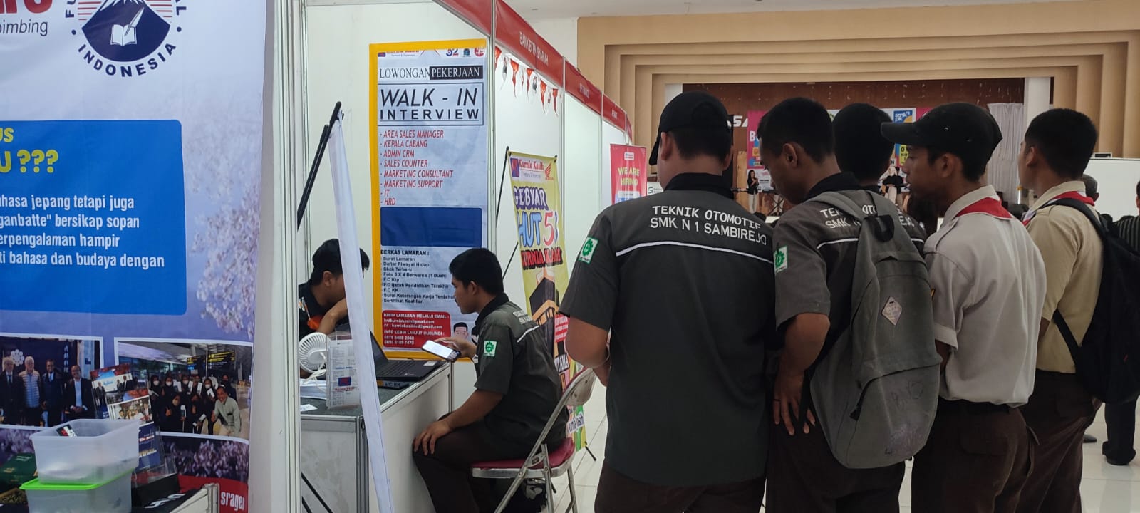 Suasana job fair di Gedung Sasana Sukowati (SMS) Sragen. (Ahmad Khairudin/Radar Solo)